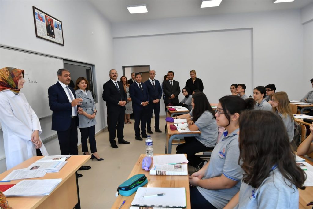 VALİ ŞILDAK’TAN ALTIEYLÜL FEN LİSESİNE ZİYARET