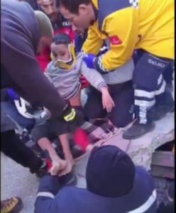 Altıeylül Belediyesi ekipleri Hatay’da 2 kişiyi enkazdan sağ olarak çıkardılar