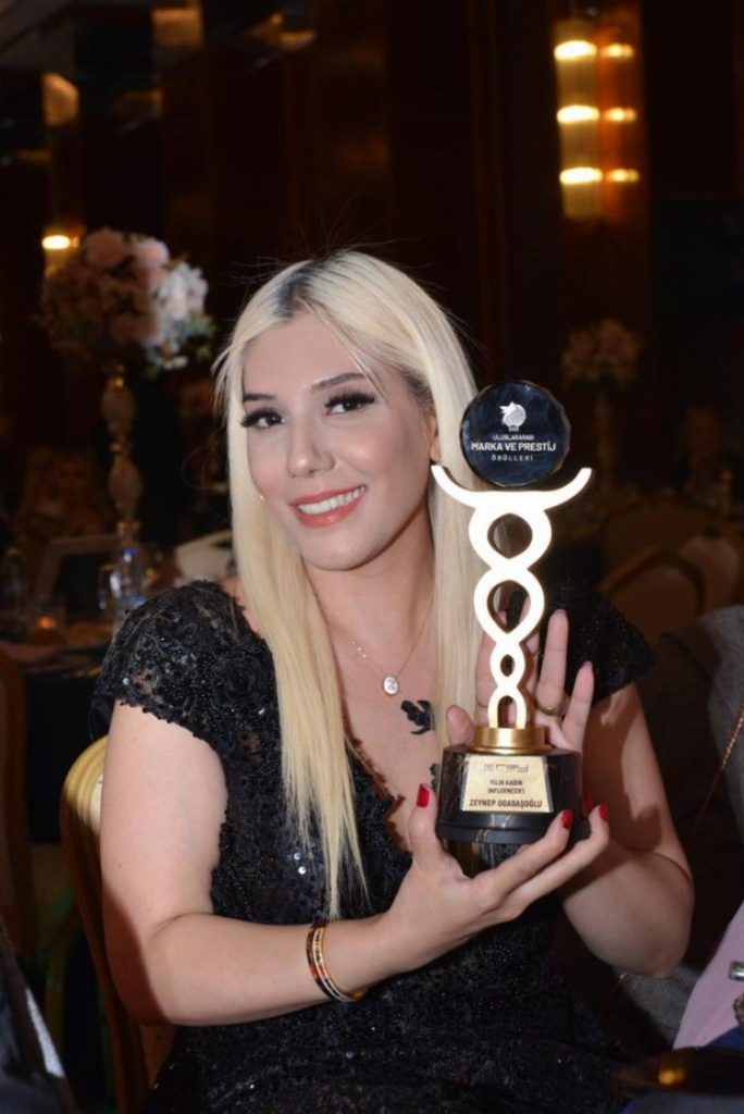 Zeynep Odabaşoğlu’na ‘Yılın Kadın Influencer’ ödülü