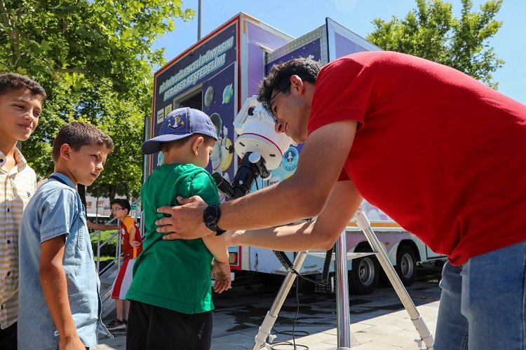 Konyalı çocuklar ‘Bilim Tırı’ ile eğlenerek öğreniyor