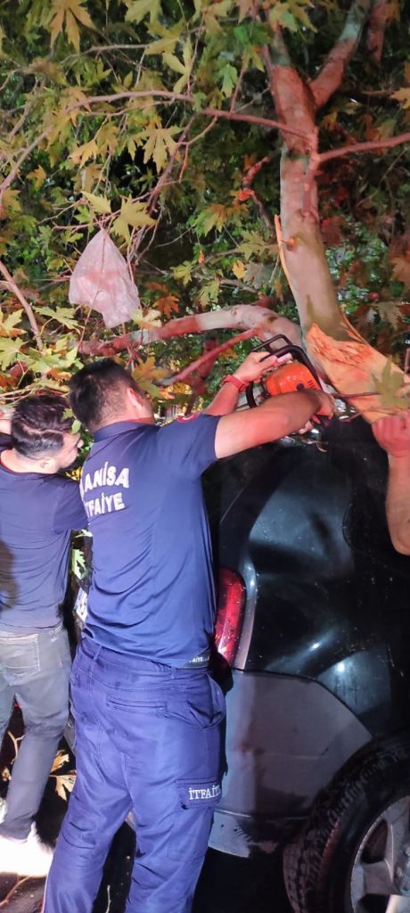 Manisa’da fırtına mesaisi!