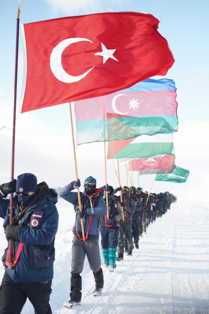 İzciler -32 derecede şehitlerin izinden yürüdü