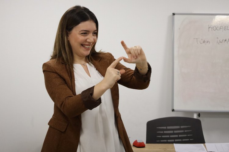 Kocaeli Büyükşehir’den avukatlara işaret dili eğitimi