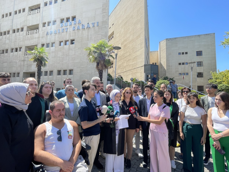 Bursa’da CHP gençlik kollarından sosyal medya kısıtlamalarına tepki