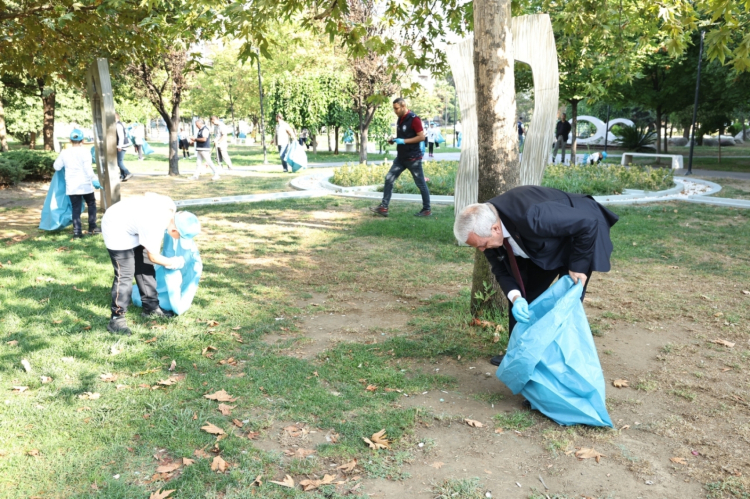 Başkan Şadi Özdemir öğrencilerle parkta temizlik yaptı