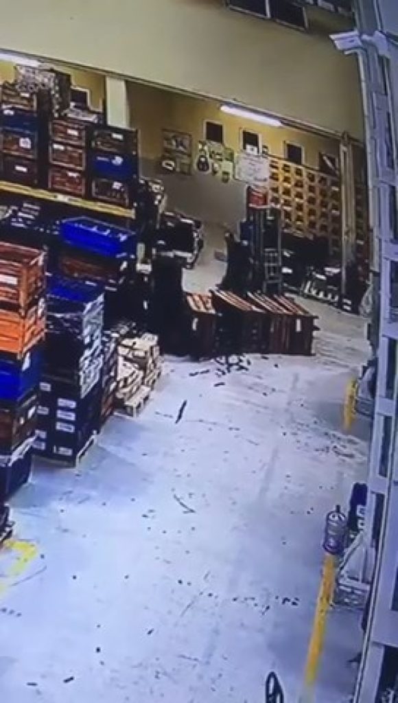 1 ton ağırlığındaki kasalar üzerine düştü!