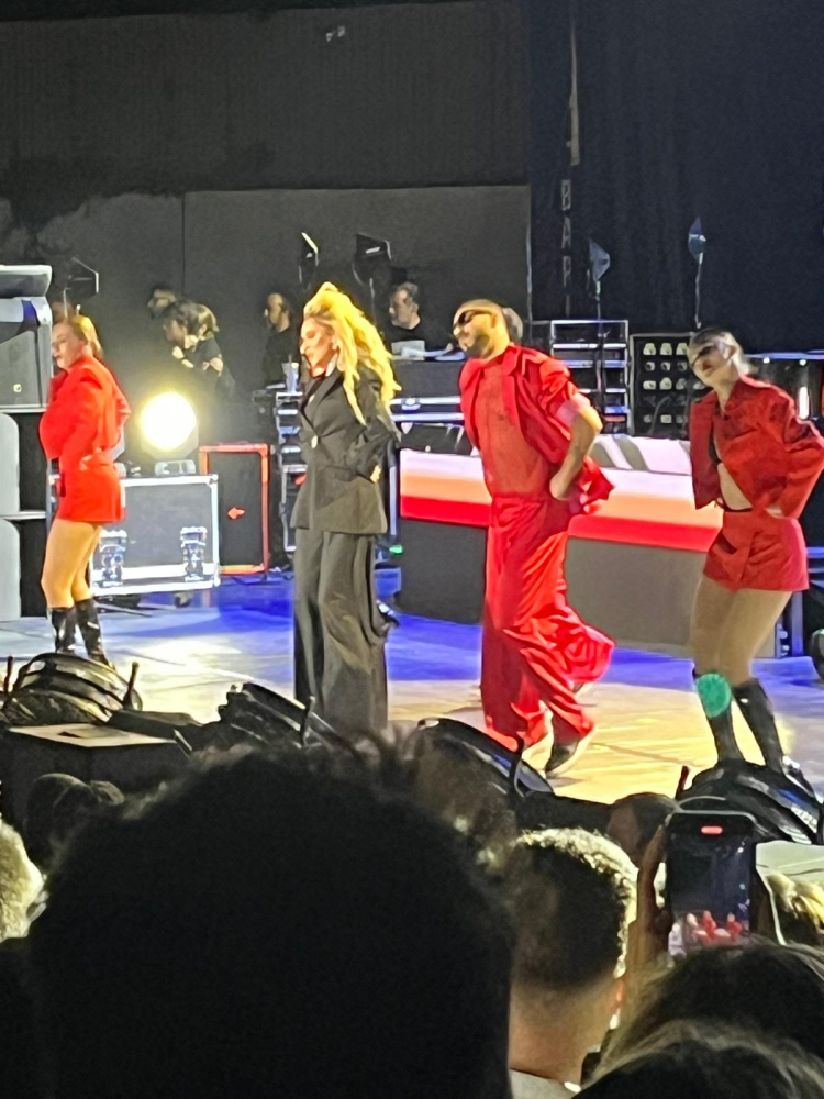 Hadise, Bursa’da izleyenleri büyüledi