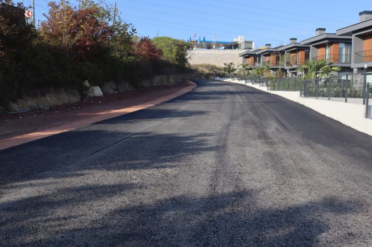 İzmit Belediyesi Kabaoğlu’ndaki sokakları tek tek çamurdan kurtarıyor