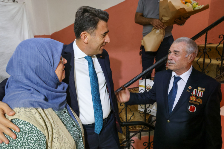 Vali Aygöl, ‘Gazi’ Demirbaş’ı evinde ziyaret etti