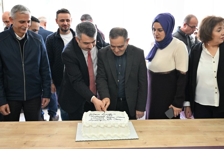 Bursa Yıldırım’da 42 yıllık eğitimcinin son mesaisine sürpriz veda