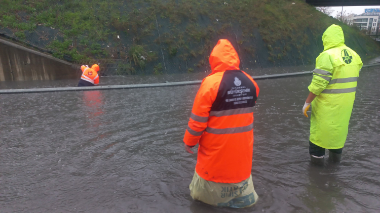 İstanbul TEM’de suya gömülen araçlar kurtarıldı