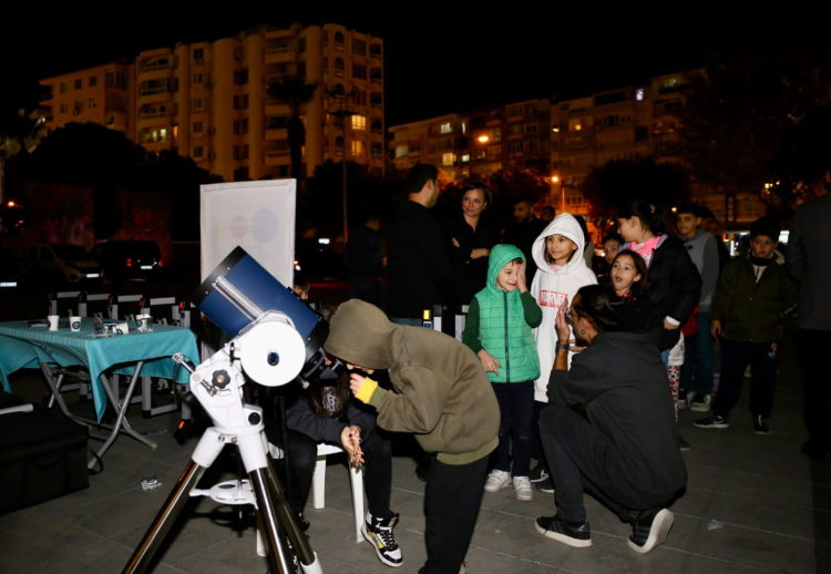İzmir’de Karabağlarlı çocuklar gökyüzüyle buluştu