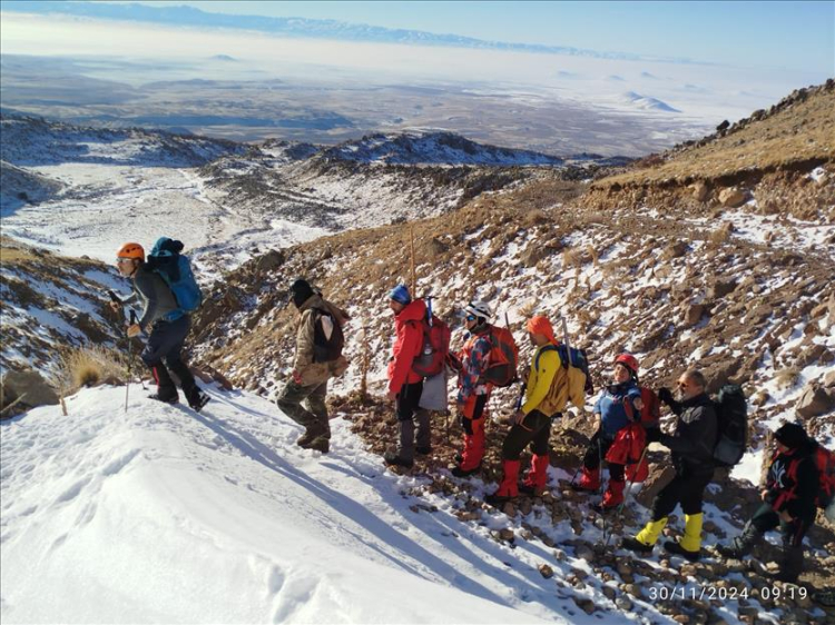 Bursalı dağcılar Hasan Dağı zirvesinde