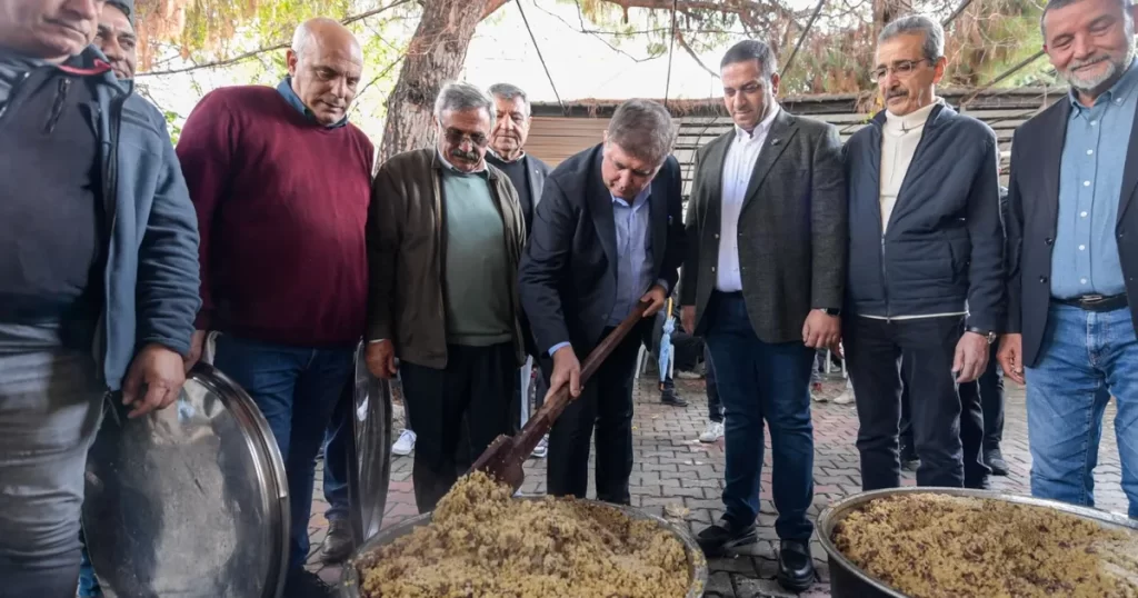 İzmir’de gönüller bir oldu, lokmalar paylaşıldı