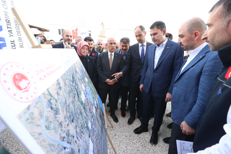 Bakan Kurum Kahramanmaraş’ta afet konutlarını inceledi