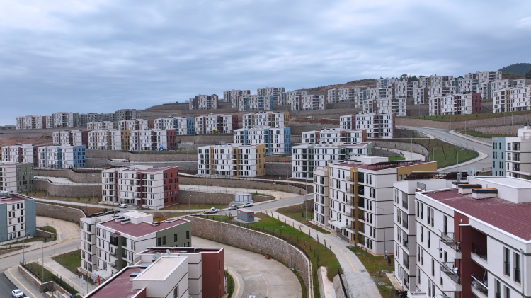 Depremzede aile bayramı yeni evlerinde karşıladı