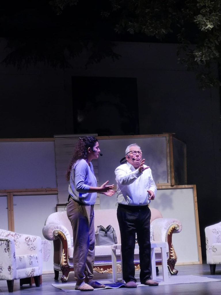 AYVALIK BELEDİYE TİYATROSU “HATIRLA EY PERİ” İLE ÖREN SEYİRCİSİNİN KARŞISINDAYDI