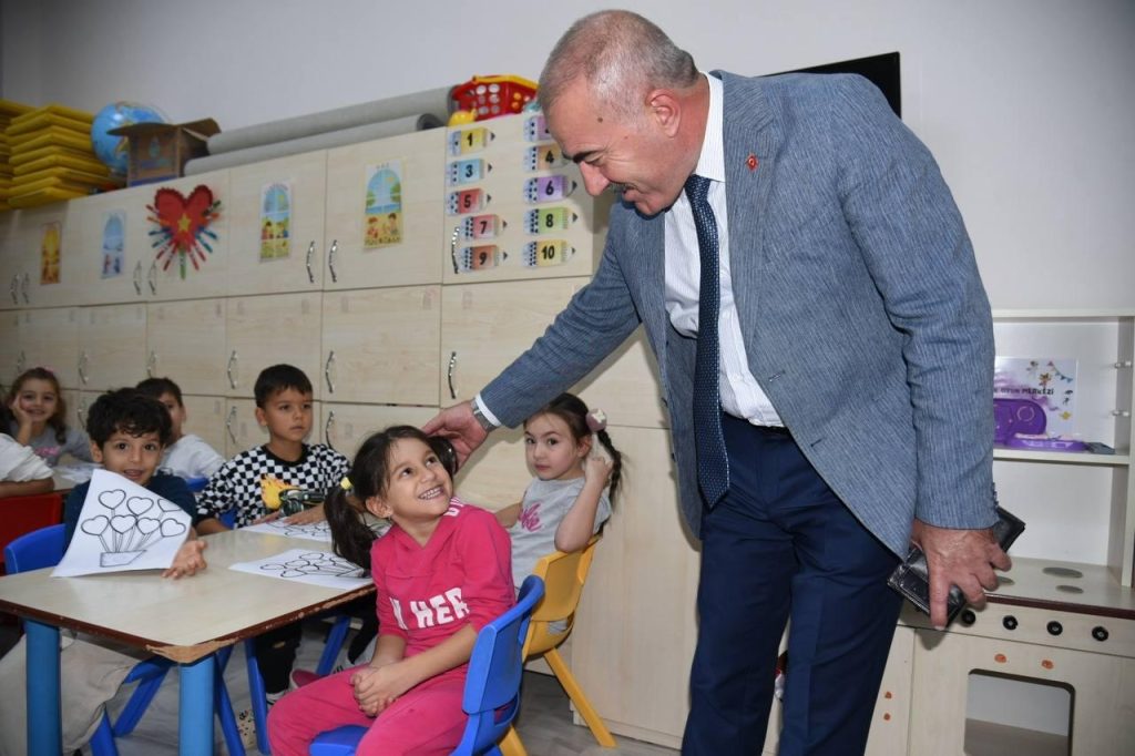 İl Müdürü Anaokulu ve İlkokul Ziyaretinde Çocuk Kulübü Faaliyetlerini İnceledi