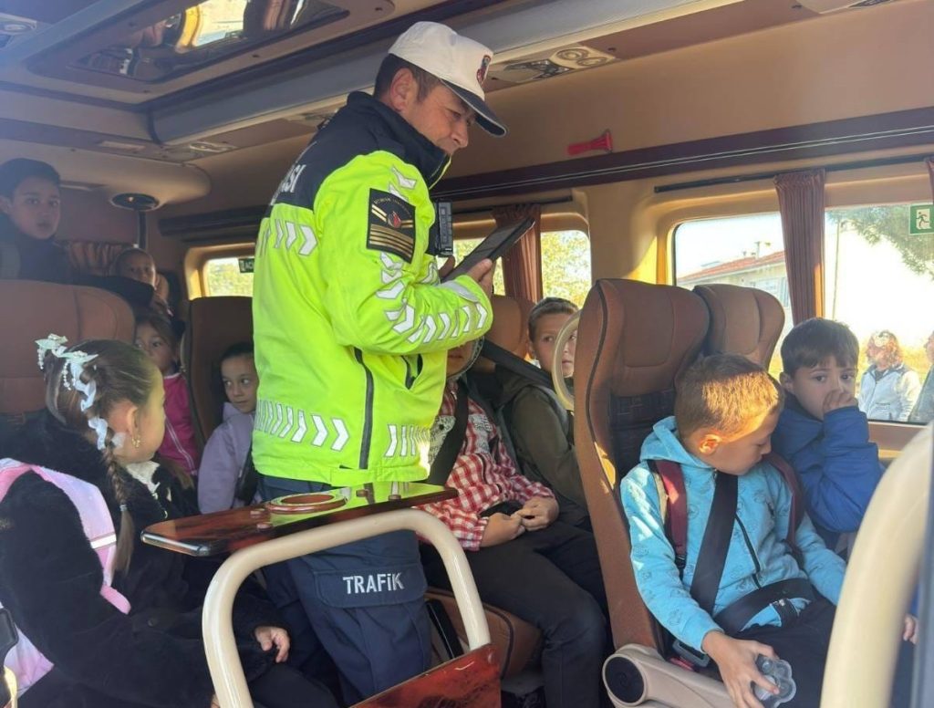 Balıkesir’de 981 Öğrenciye Trafik Eğitimi: Servis Araçları Denetlendi