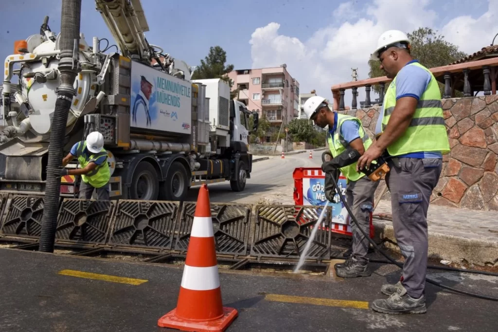 Mersin’de taşkınlara karşı 7/24 temizlik mesaisi