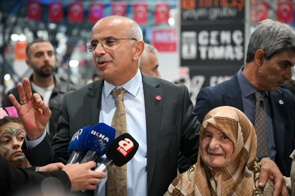 88 yaşındaki Emine Teyze okumanın yaşı olmadığını gösterdi