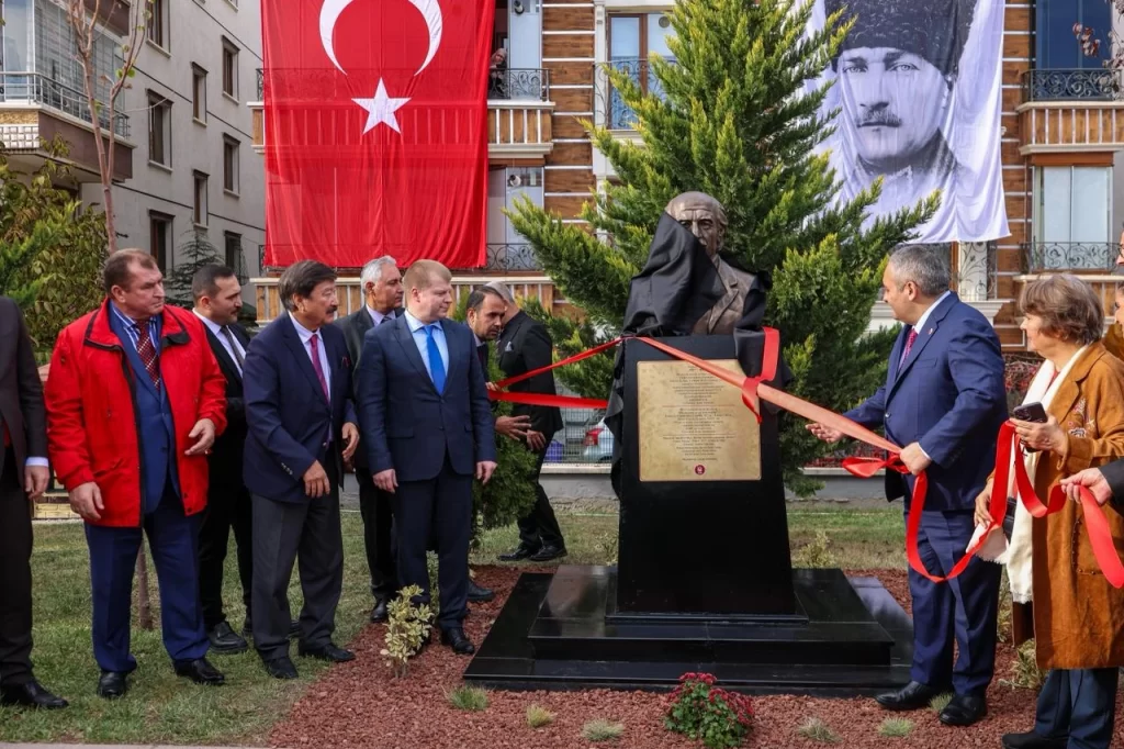 Ankara Keçiören’de Kaysın Kuliyev’in yeni büstü törenle açıldı