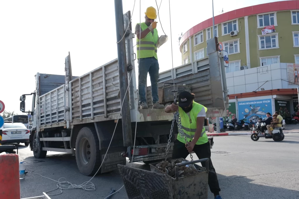 Antalya’da yağmur suyu hatları temizleniyor