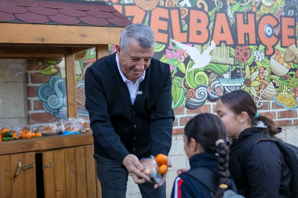 Dalında kalan mandalina halkla buluştu