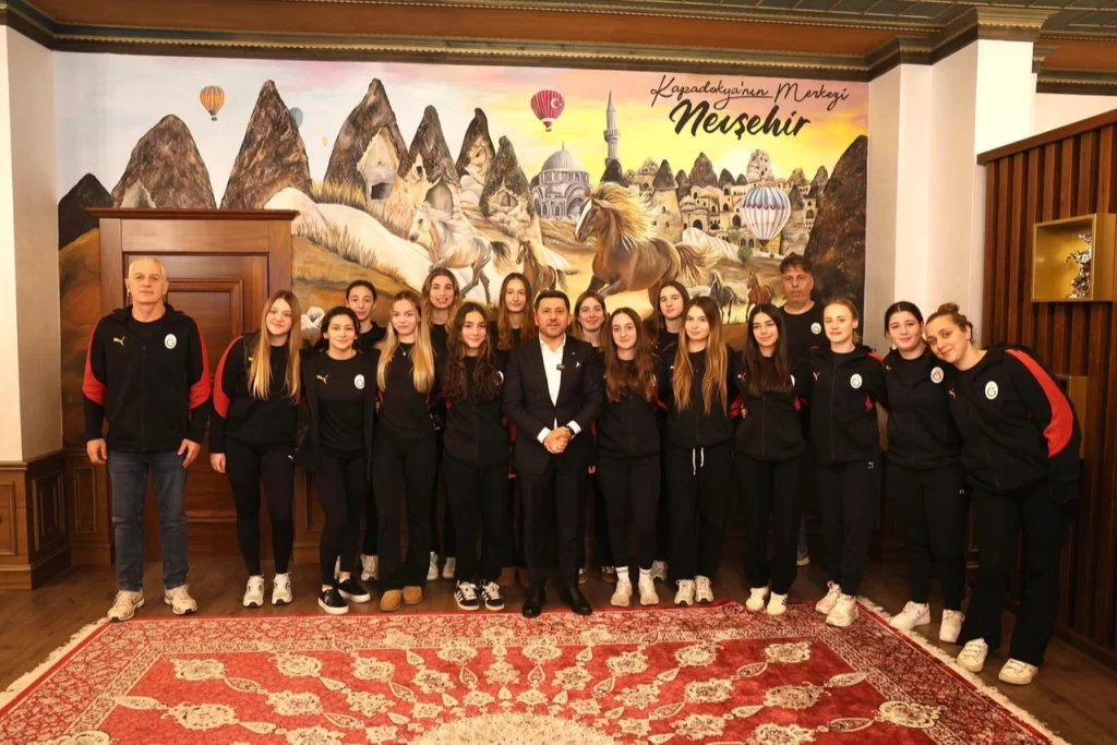 Galatasaray Sutopu Takımı’ndan Başkan Arı’ya ziyaret