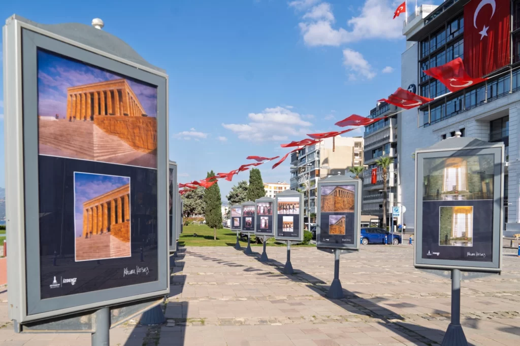 Gazeteci Korcan Karar’ın “Anıtkabir” sergisi İzmir’de açıldı