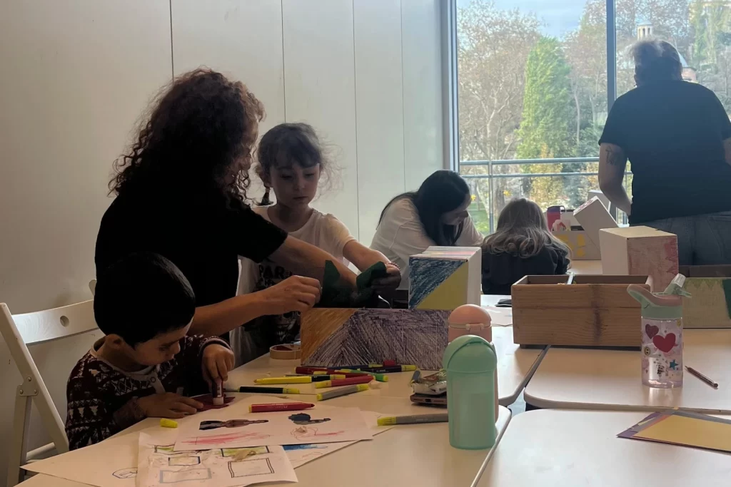 İstanbul Maltepe’de çocuklar anneleriyle sanatsal gelişimde