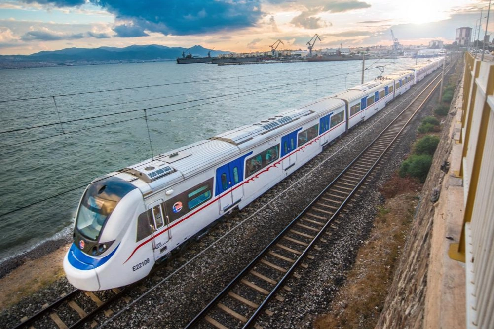 İzmir Büyükşehir’den Tugay’dan TCDD’ye sert çıkış: Ray kirasını sıfırlayın, 90 dakikayı hemen getireyim