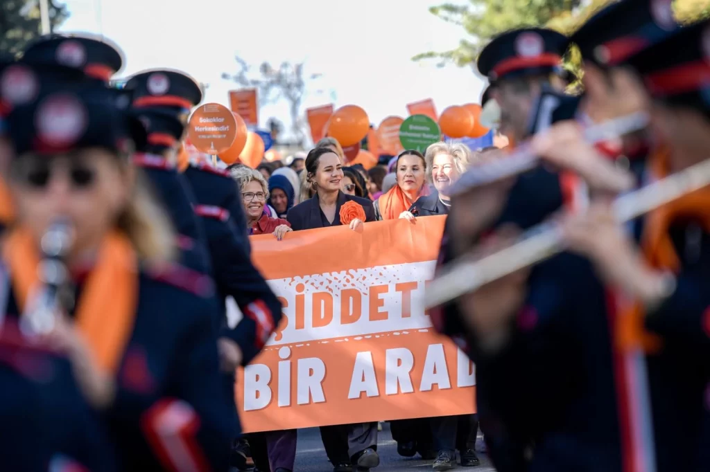 İzmir’de şiddete karşı ‘turuncu’ yürüyüş