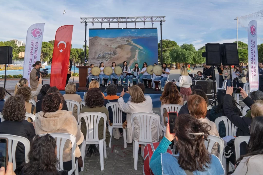 İzmir’de kadınlardan ”Buradayım, iyiyim” mesajı