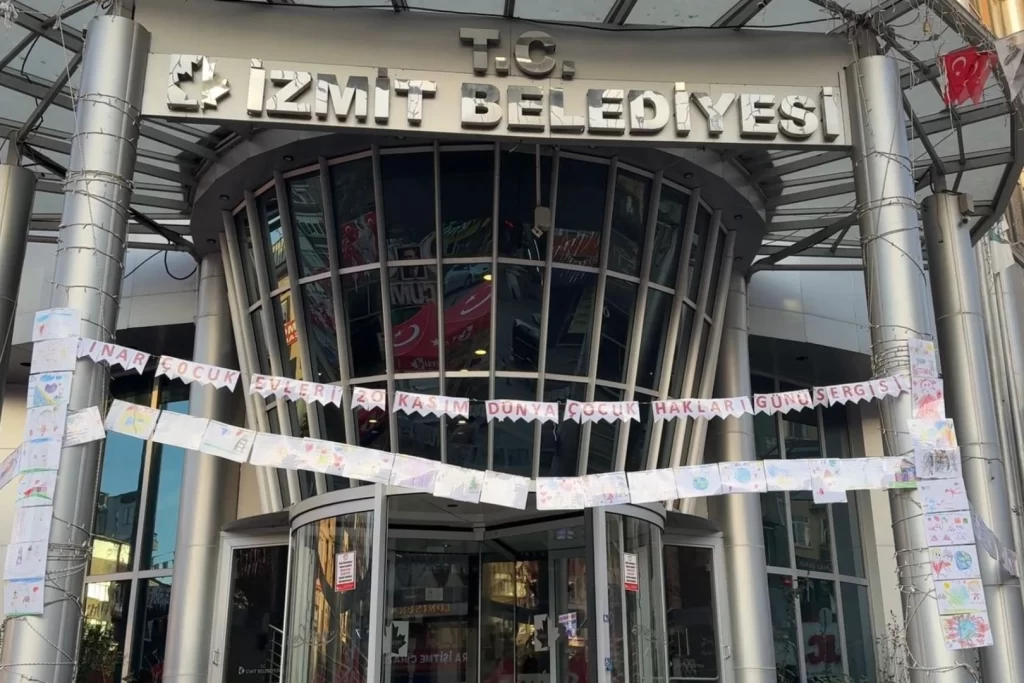 İzmit’te çocukların eserleri belediyede, mutlulukları ekranda