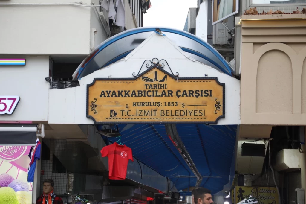 İzmit’te Tarihi Ayakkabıcılar Çarşısı’nın çatısı yenileniyor