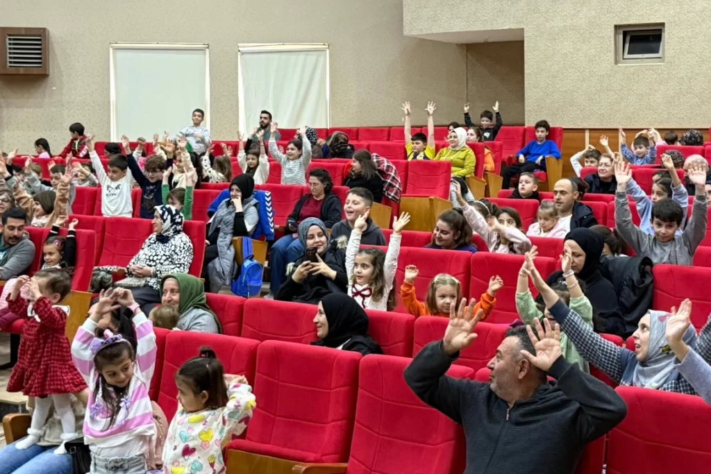 Kocaeli’de Gölcüklü çocukları neşelendiren tatil hediyesi