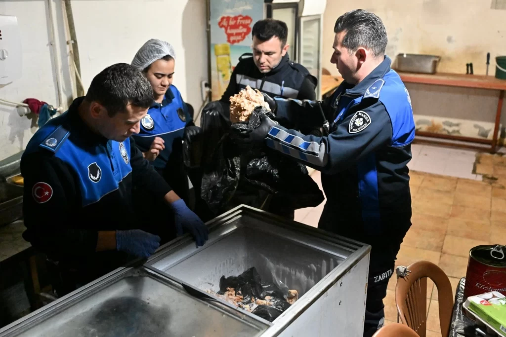 Manisa’da 150 kilo pişmiş tavuk eti ele geçirildi! İşletme mühürlendi