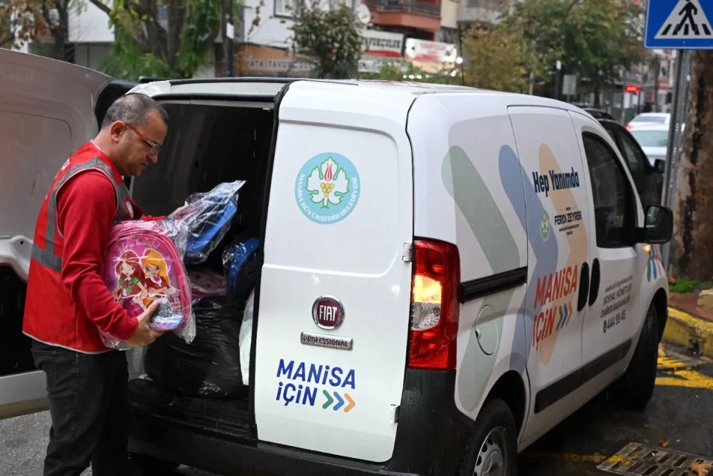 Manisa’dan 15 bin öğrenciye çanta ve kırtasiye desteği