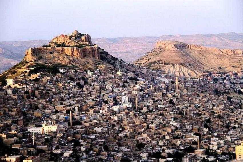 Mardin 1. Cadde’de tarihi dokuya aykırı unsurlar kaldırılıyor