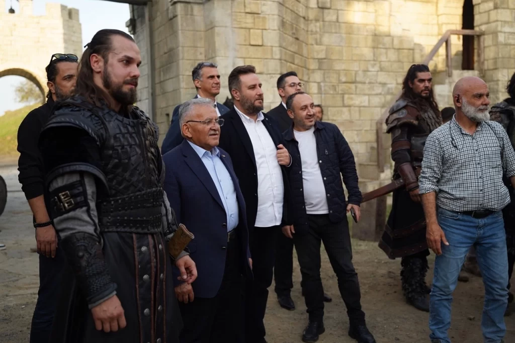 Memduh Büyükkılıç’tan İstanbul’da film platosuna ziyaret