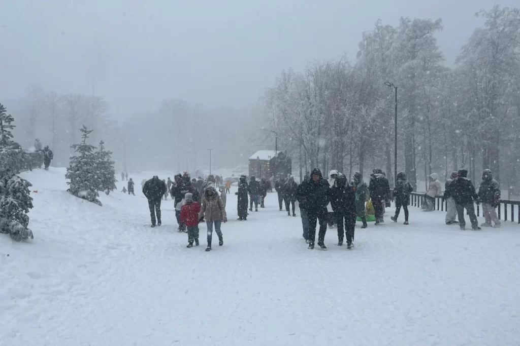 Aileler ve çocuklar Kartepe’de karın keyfini çıkardı