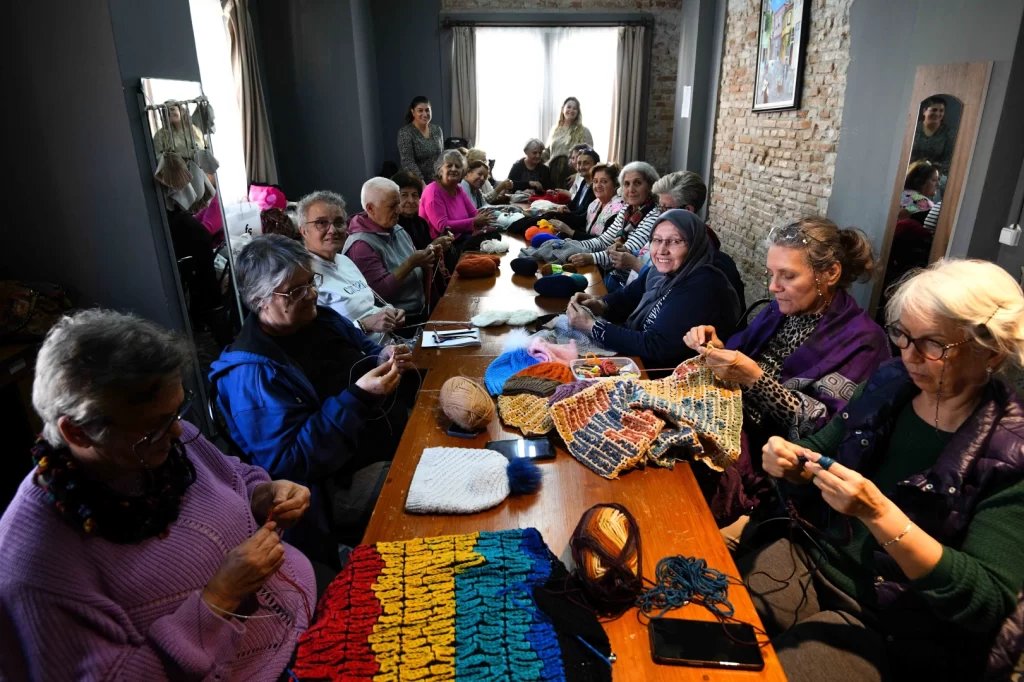 Antalya Muratpaşa’da Yaşlı Evi’nden çocukları ısıtacak örgü