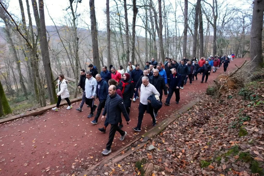Bakan Tekin öğretmenlerle doğa yürüyüşü yaptı