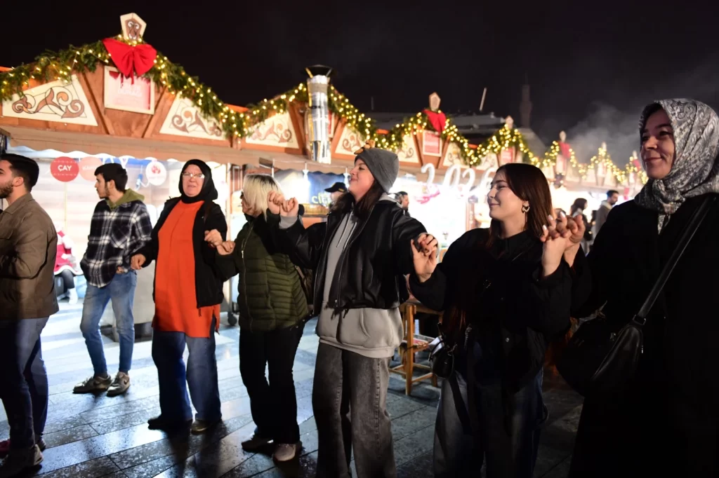 Bursa Osmangazi Meydanı’nda yeni yıla hazırlık coşkusu sürüyor