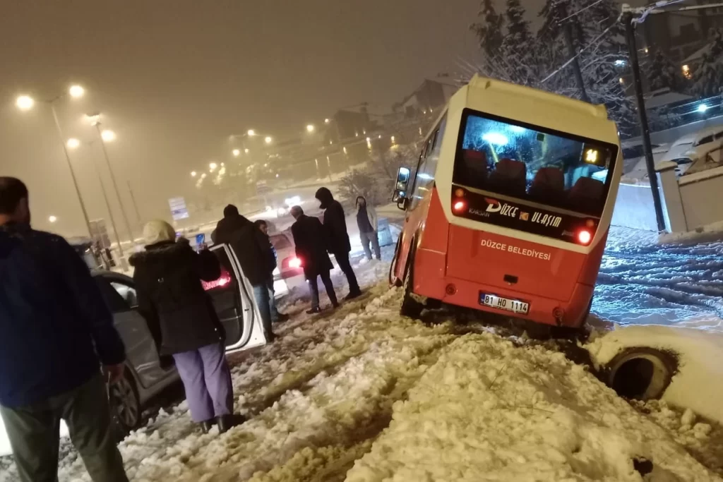 Düzce’de halk otobüsü şarampole devrildi!