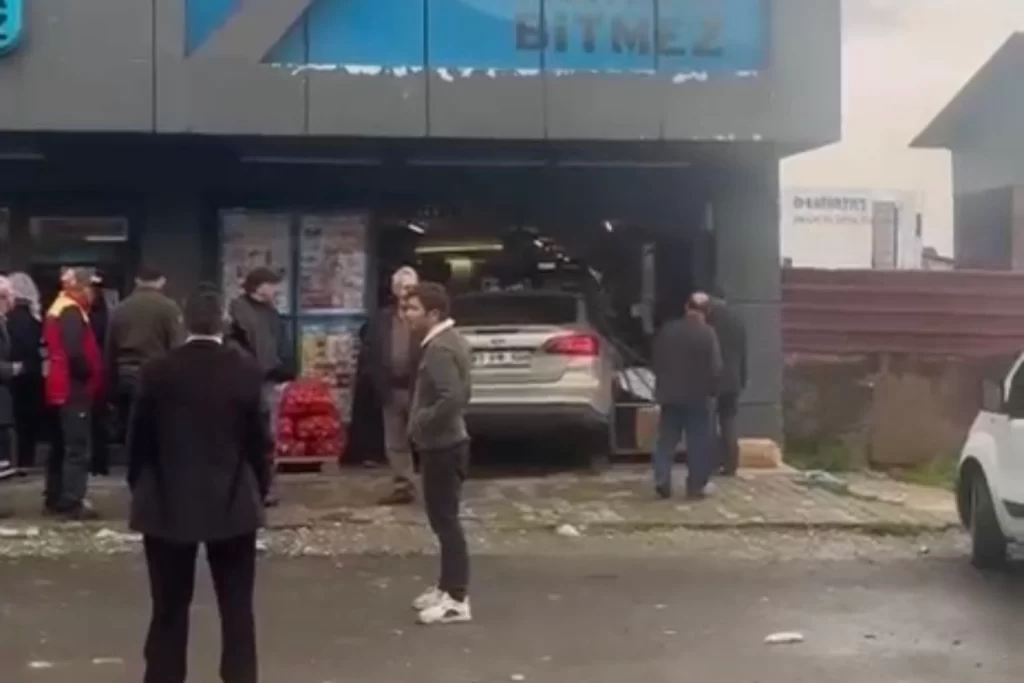 Düzce’de otomobil marketin içine girdi!