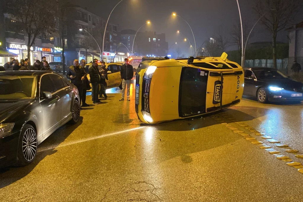 Düzce’de ticari taksi park halindeki araca çarpıp devrildi!