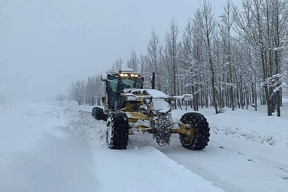 Erzurum’da aşırı kar yağışı ve tipi ulaşımı felç etti