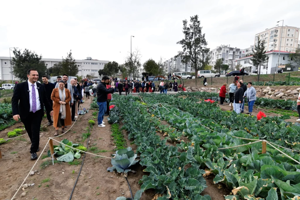 İzmir Bornova’da kent bostanlarında hasat coşkusu